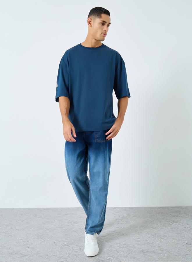 ستايلي تيشيرت قطن صافي بقصة مربعة وتفاصيل أبليكيه خلفية للرجال - Image 2